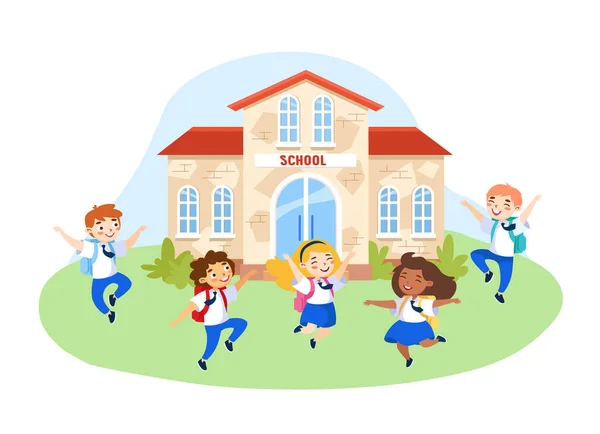 Niños felices en uniforme escolar con mochilas saltando en el patio de la escuela. Los colegiales y las colegialas personajes riendo, saludando con las manos saludando un nuevo año educativo. Dibujos animados Gente Vector Ilustración — Archivo Imágenes Vectoriales