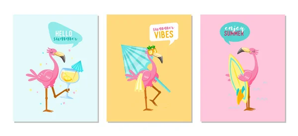 Set med Summer Vibes Banners med söt rosa flamingo dricka cocktail, bära paraply och surfbräda. Hej sommar affischer med tecknad karaktär semester aktivitet och reservtid. Vektor Illustration — Stock vektor