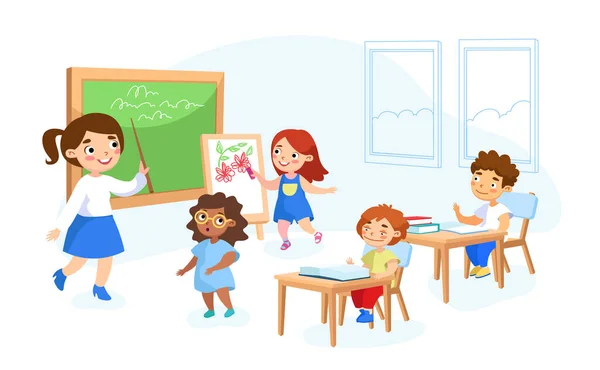 I personaggi degli scolari ricevono istruzione. Ritorno a School Concept con bambini e insegnanti. Giovane donna alla lavagna in classe Spiega la lezione ai bambini seduti alla scrivania. Illustrazione del vettore della gente del fumetto — Vettoriale Stock