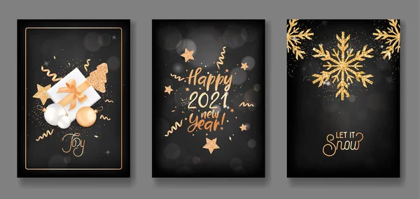 Σετ Καλά Χριστούγεννα και Ευτυχισμένο το Νέο Έτος 2021 Αφίσες ή Εξώφυλλο Σχεδιασμός με χρυσά Χριστούγεννα μπάλες, δώρα, Glitter, κομφετί — Διανυσματικό Αρχείο