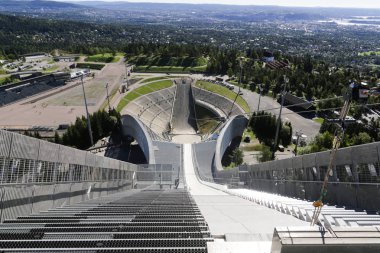 Oslo, Norveç - 26 Ağustos 2016: 26 Ağustos 2016 Holmenkollen Oslo'da bulunan bir büyük kayak atlama tepe Holmenkollbakken olduğunu. -