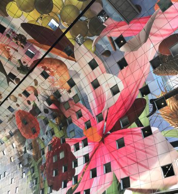 Markthal, ünlü Pazar Merkezi Rotterdam salonda renkli boyalı kemer tavan