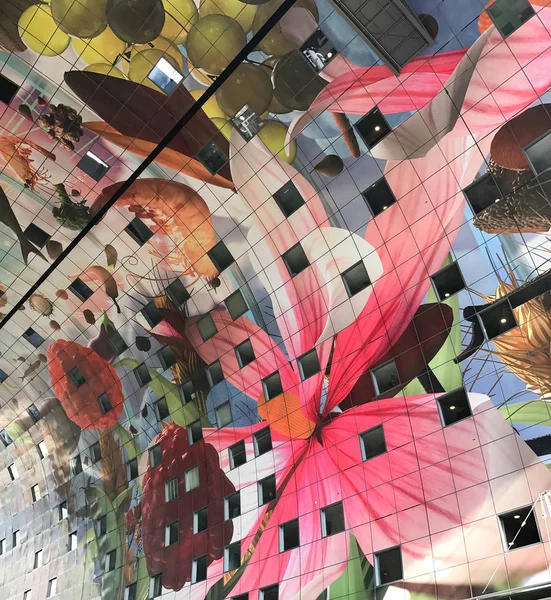 Markthal 的彩色彩绘拱门天花板 在鹿特丹市中心的著名市场大厅 — 图库照片