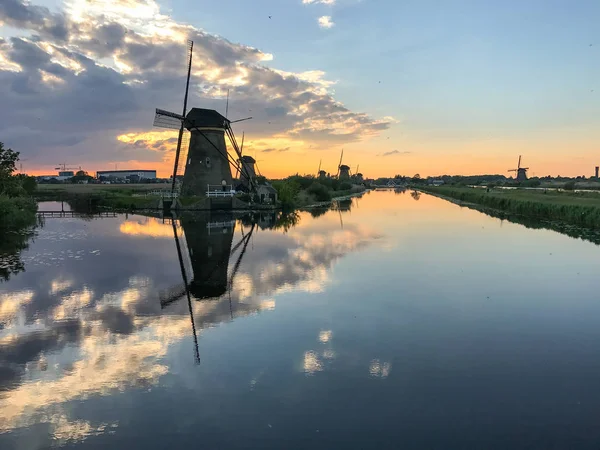 Mooie Nederlandse Windmolen Liggend Beroemde Grachten Van Kinderdijk Unesco Werelderfgoed — Stockfoto