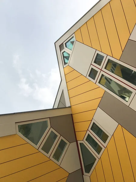 立方体房屋 Cube Houses 缩写为Kubuswoningen 是由建筑师Piet Blom在鹿特丹设计的一套创新房屋 — 图库照片