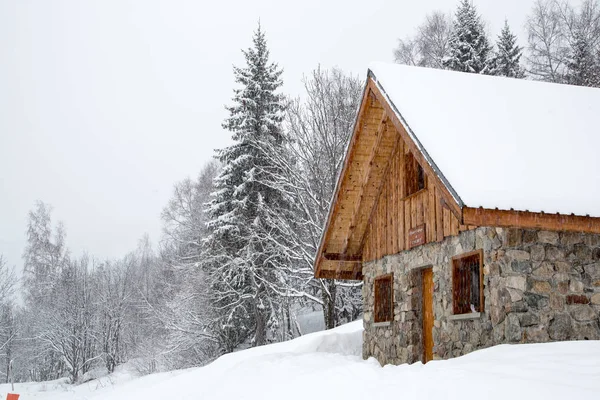 Chalet Innevato Sulle Alpi Francesi — Foto Stock