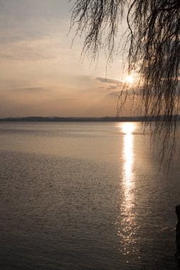 İsviçre Zug gölde pastoral gün batımı