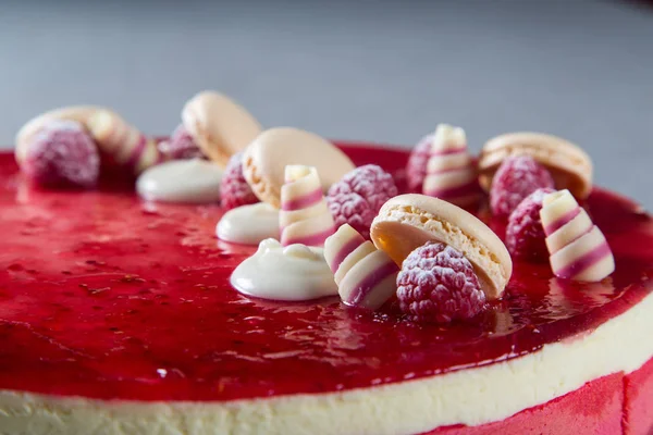 ラズベリー チョコレート ビスケット ケーキの上を装飾 — ストック写真