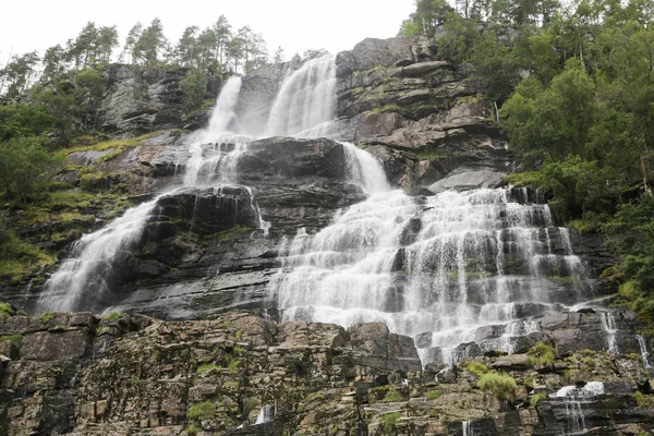 Atrakce Tvindefossen Malebným Vodopádem Poblíž Voss Norsko — Stock fotografie