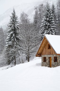 Fransız Alplerinde karla kaplı Chalet.