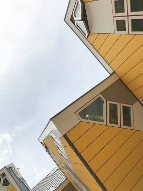 Küp evler (Kubuswoningen), Mimar Piet Blom tarafından tasarlanan Rotterdam 'da inşa edilen yenilikçi evler kümesidir.