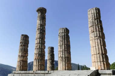 Yunanistan 'ın Parnassus Dağı' ndaki bir arkeoloji sahası olan Delphi 'deki harabeler. Delphi, Apollo 'ya adanmış tapınaktaki kahin tarafından meşhurdur. UNESCO Dünya Mirası
