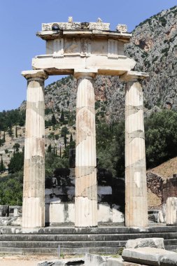 Yunanistan 'ın Parnassus Dağı' ndaki bir arkeoloji sahası olan Delphi 'deki harabeler. Delphi, Apollo 'ya adanmış tapınaktaki kahin tarafından meşhurdur. UNESCO Dünya Mirası