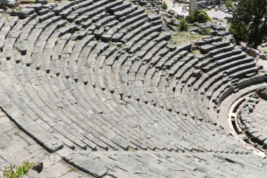Yunanistan 'ın Parnassus Dağı' ndaki bir arkeoloji sahası olan Delphi 'deki harabeler. Delphi, Apollo 'ya adanmış tapınaktaki kahin tarafından meşhurdur. UNESCO Dünya Mirası