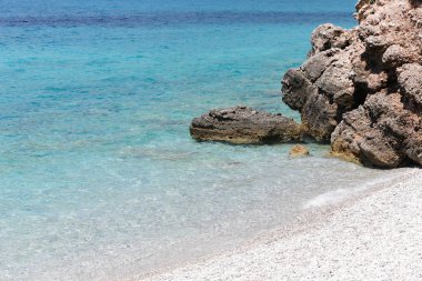 Porto Germeno, Attica, Yunanistan 'ın turkuaz su kayalık plajı