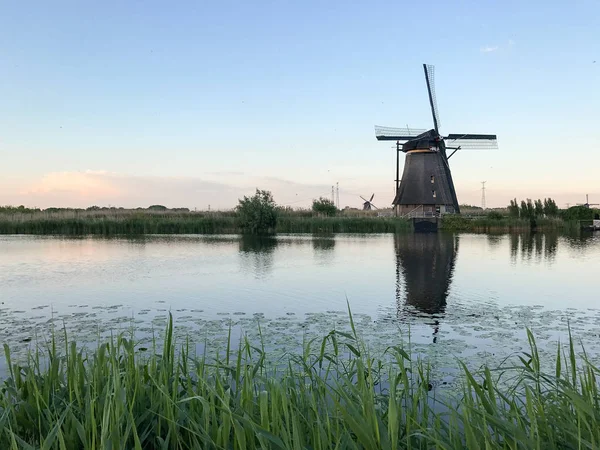 Mooie Nederlandse Windmolen Liggend Beroemde Grachten Van Kinderdijk Unesco Werelderfgoed — Stockfoto