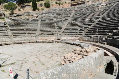 Yunanistan 'ın Parnassus Dağı' ndaki bir arkeoloji sahası olan Delphi 'deki harabeler. Delphi, Apollo 'ya adanmış tapınaktaki kahin tarafından meşhurdur. UNESCO Dünya Mirası