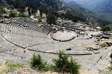 Yunanistan 'ın Parnassus Dağı' ndaki bir arkeoloji sahası olan Delphi 'deki harabeler. Delphi, Apollo 'ya adanmış tapınaktaki kahin tarafından meşhurdur. UNESCO Dünya Mirası