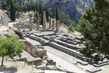 Yunanistan 'ın Parnassus Dağı' ndaki bir arkeoloji sahası olan Delphi 'deki harabeler. Delphi, Apollo 'ya adanmış tapınaktaki kahin tarafından meşhurdur. UNESCO Dünya Mirası