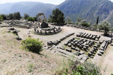 Yunanistan 'ın Parnassus Dağı' ndaki bir arkeoloji sahası olan Delphi 'deki harabeler. Delphi, Apollo 'ya adanmış tapınaktaki kahin tarafından meşhurdur. UNESCO Dünya Mirası