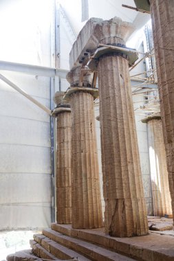 Antik Apollo tapınağı Yunanistan 'ın Bassae kentindeki büyük tepe örtüsünün koruması altında restore edildi.