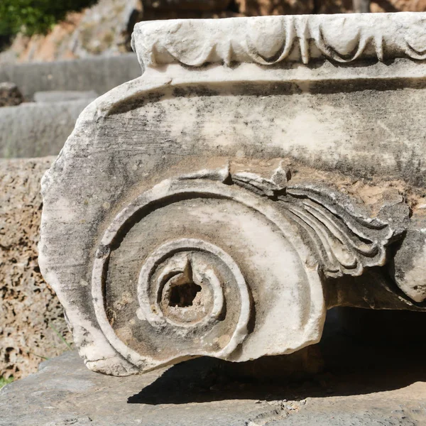 Yunanistan 'ın Parnassus Dağı' ndaki bir arkeoloji sahası olan Delphi 'deki harabeler. Delphi, Apollo 'ya adanmış tapınaktaki kahin tarafından meşhurdur. UNESCO Dünya Mirası