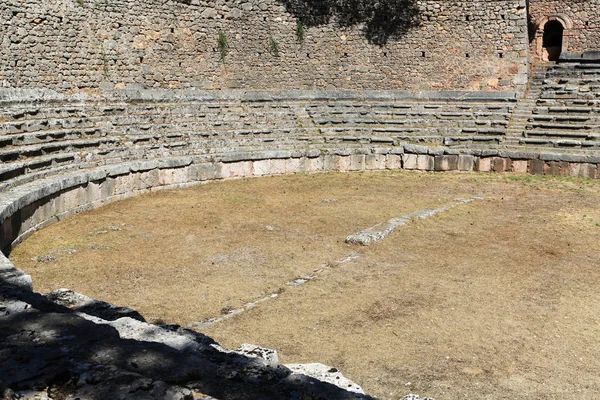 デルファイの遺跡 パルナソス山でギリシャの考古学的遺跡 デルファイはアポロ専用の聖域で神託で有名です ユネスコ世界遺産 — ストック写真