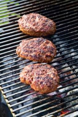 Bahçedeki barbeküde ızgara et.