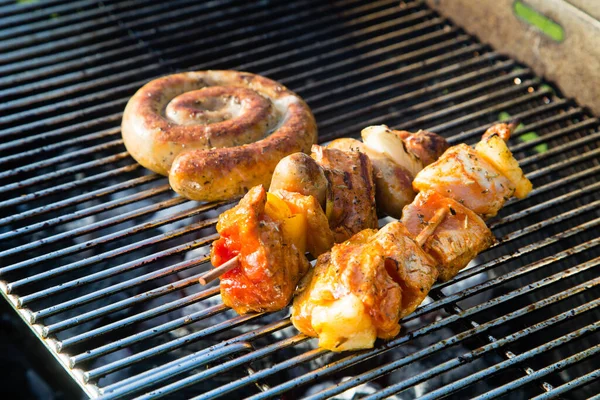 夏天在花园里烤肉时烤肉 — 图库照片