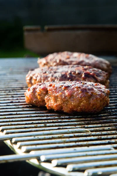 庭の夏のバーベキューで肉を焼く — ストック写真