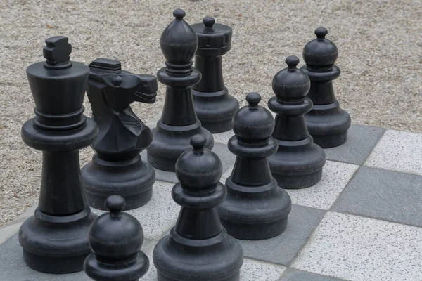 屋外でチェスボード上の黒と白の王 — ストック写真