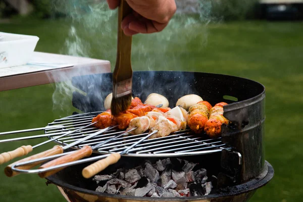 Carne Parrilla Una Barbacoa Verano Jardín — Foto de Stock