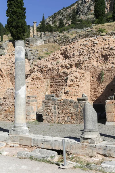 デルファイの遺跡 パルナソス山でギリシャの考古学的遺跡 デルファイはアポロ専用の聖域で神託で有名です ユネスコ世界遺産 — ストック写真