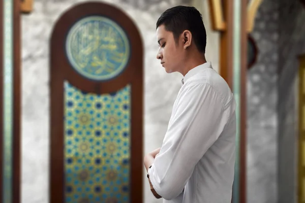 Мусульманин Молящийся Мечети — стоковое фото