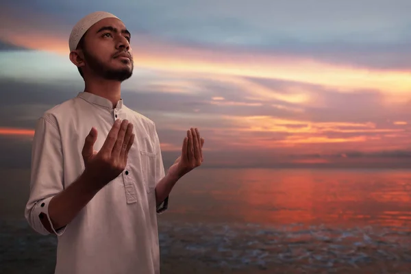 Muslimischer Mann Betet Bei Sonnenuntergang — Stockfoto