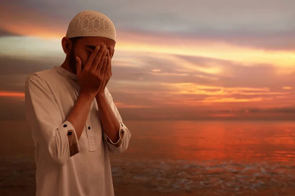 Homem Muçulmano Rezando Pôr Sol — Fotografia de Stock