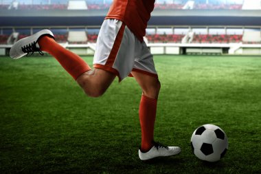 Futbolcu topa vuruyor