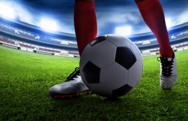 Futbolcu topa vuruyor