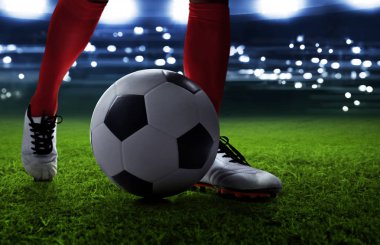 Futbolcu topa vuruyor