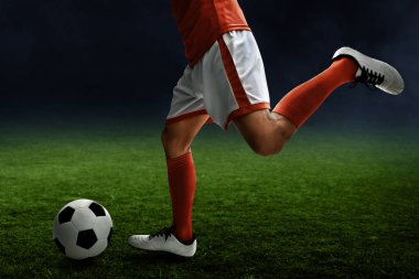 Futbolcu topa vuruyor