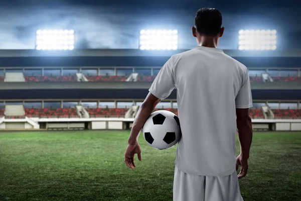 Jugador Fútbol Sosteniendo Pelota Fútbol — Foto de Stock