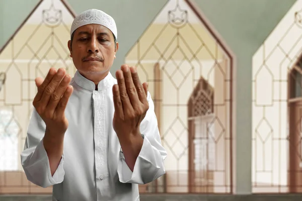 Старый Мусульманин Молится Мечети — стоковое фото