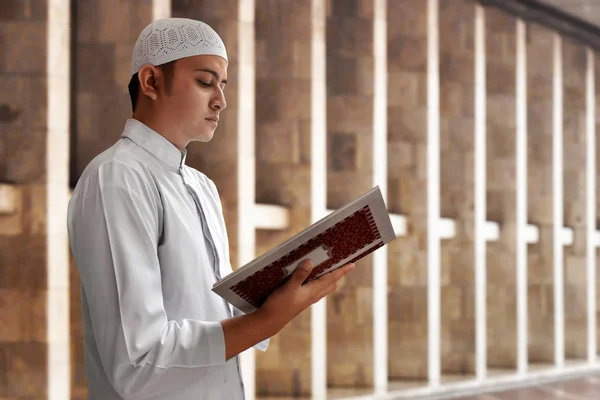 Hombre Musulmán Leyendo Corán Mezquita — Foto de Stock