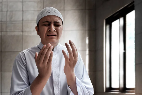 Homem Muçulmano Rezando Mesquita — Fotografia de Stock