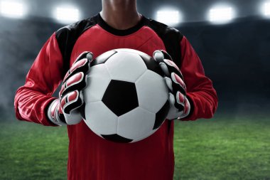 Futbol topu tutan futbol kalecisi
