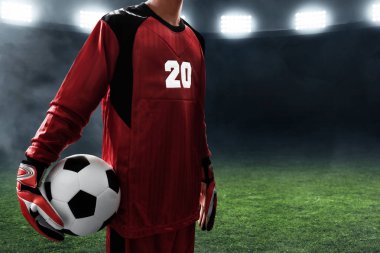 Futbol topu tutan futbol kalecisi