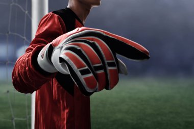 Sahada futbol kaleci eldiven