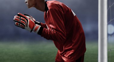 Futbol kaleci topu yakalamak hazır