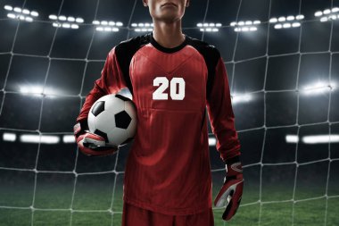 Futbol topu tutan futbol kalecisi