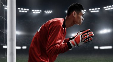 Futbol kaleci topu yakalamak hazır